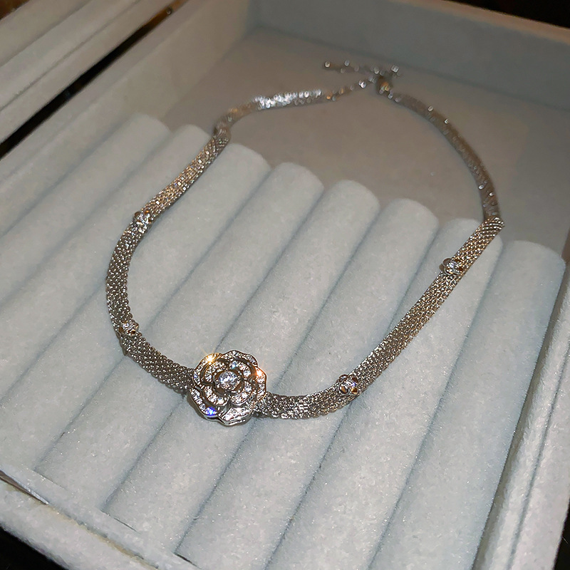 Zircon flower snake-shaped necklace light luxury, high-end clavicle chain, elegant and stylish new jewelry for women-image-1111344799