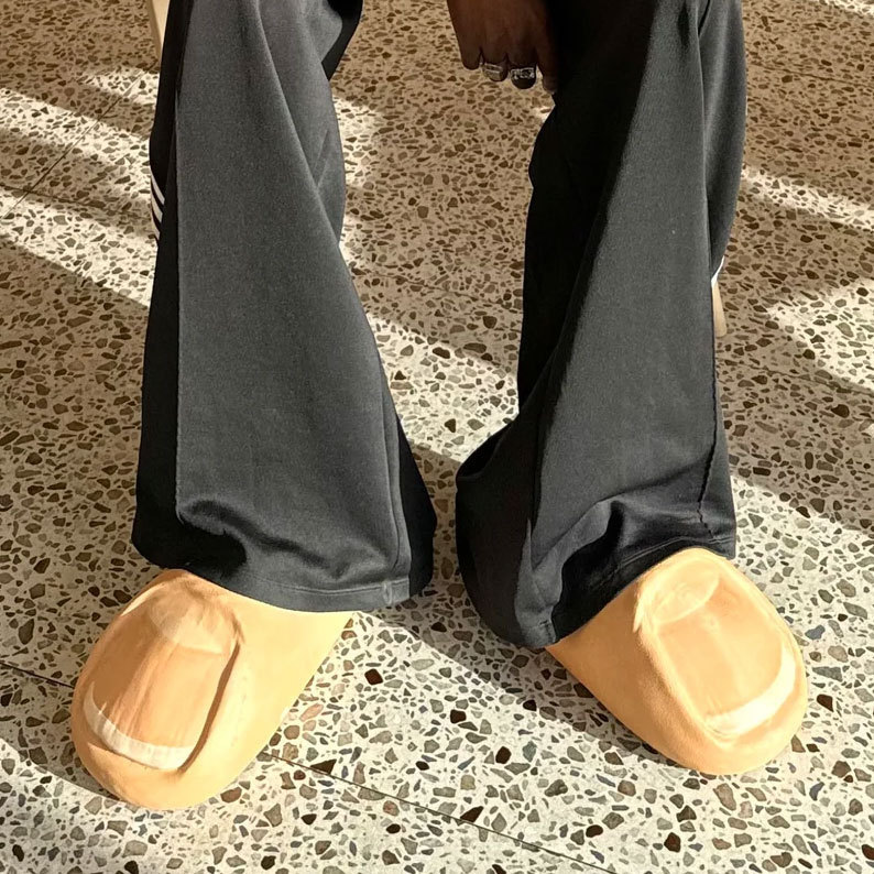 Free shipping luxury Funny and funny big toe slippers fun big toe guy new