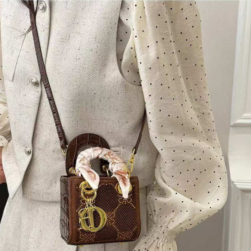 Designer's Bag 2026 New Style Daifei Bag Premium Cross Shoulder Bag Exquisite Small Bag Heavy Duty Embroidery Thread Light Luxury Small Medi