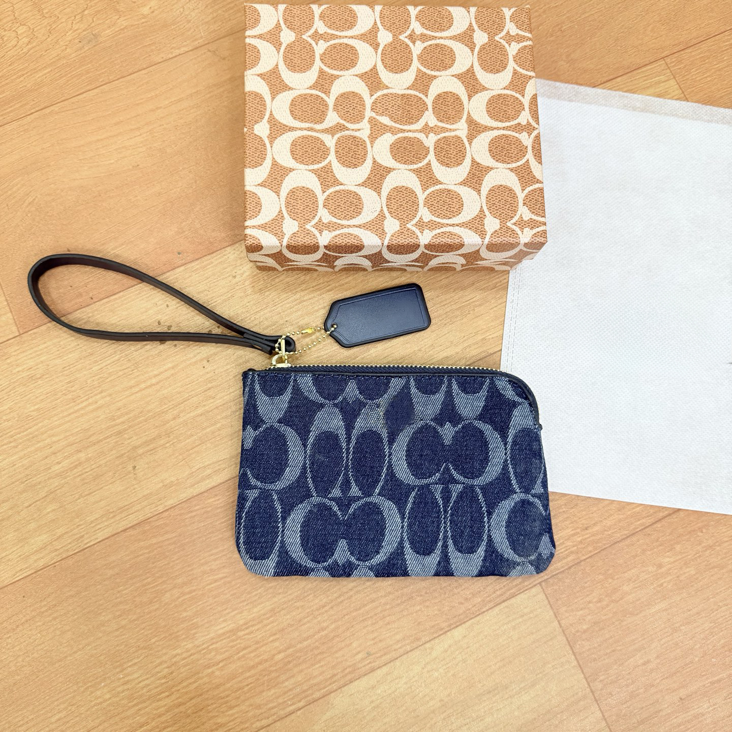 Fashion classic Monogram Print Zipper Wristlet Pouch Light Design Wallet Portable Small Clutch Bag with Hand Strap Perfect for Organizing Cards Cash