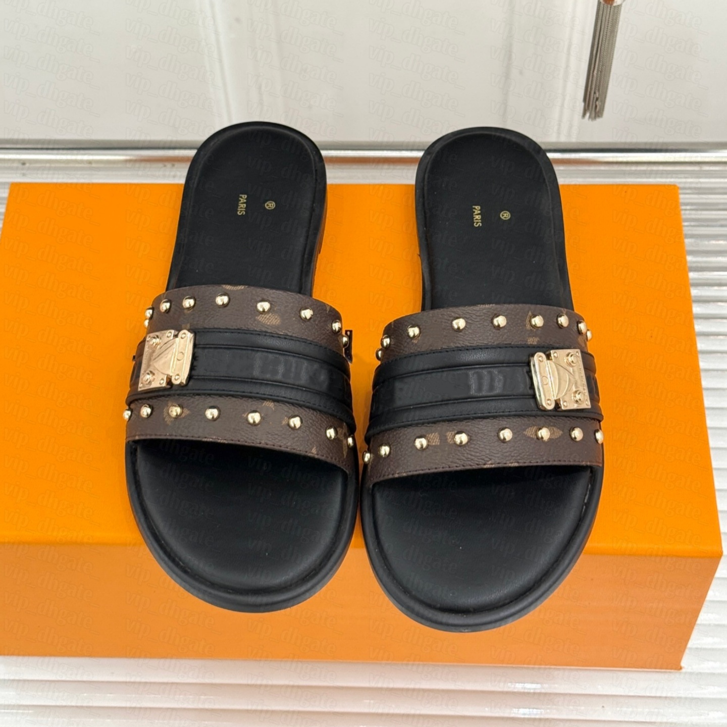 Mirror quality Designer slipper Beach Frame Mule Flat heel woman Luxury Murakami Sandal leather slide rivet buckle thong Sandale Sac Outdoor Sport s