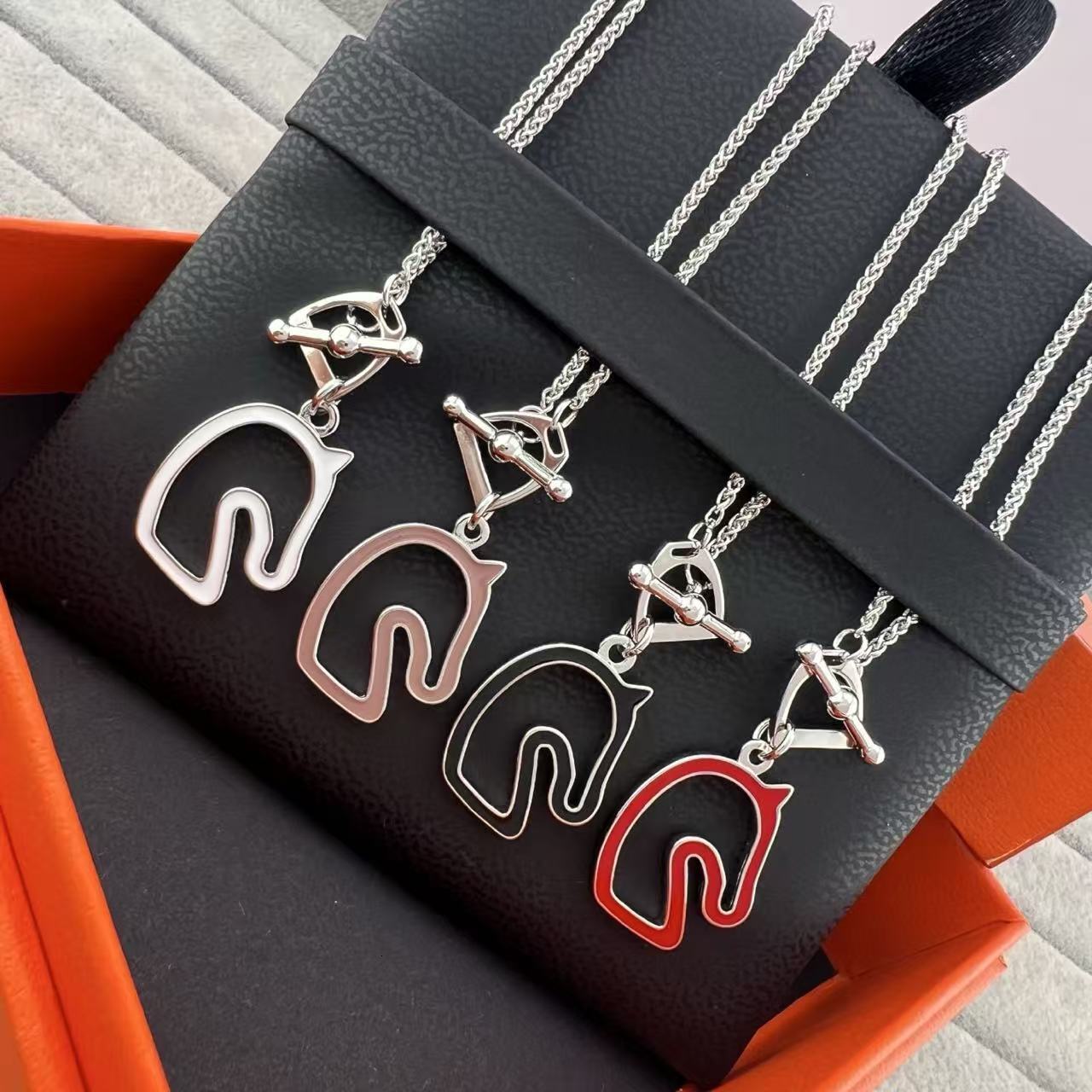 necklace luxury jewelry earrings designer necklace hollow horse head pendant jewelry set dating anniversary valentine fashion matching necklaces stu