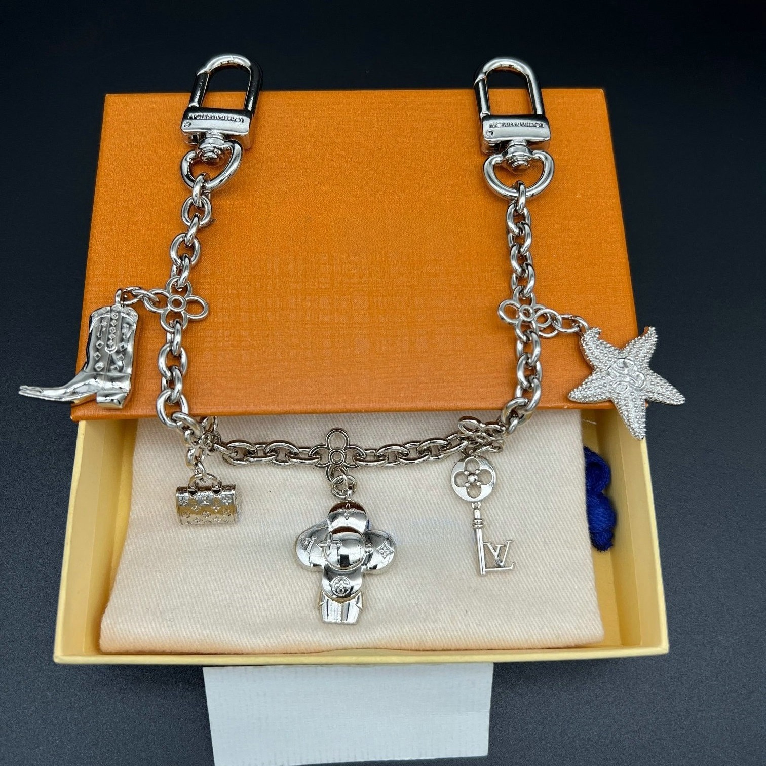 Womens Designer Keychain Star Flower Letter with diamonds Designer Bag Charm Luxury Gold Keychain High Quality Car Keychains