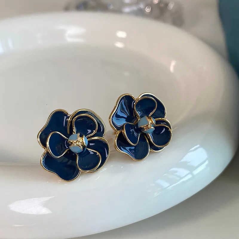 Luxury New Light Arrival Retro French Blue Camellia Stud Earrings for Women Fashion Elegant Metal Jewelry Accessories Girls Gift M260623