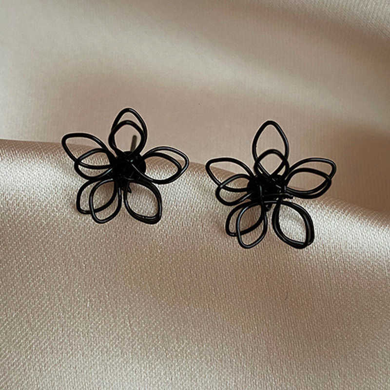 Stud Metal Flower Hollow Out Earrings for Women Simple Golden Color Black Trendy Earrings Vintage Jewelry Gift Accessories M260623
