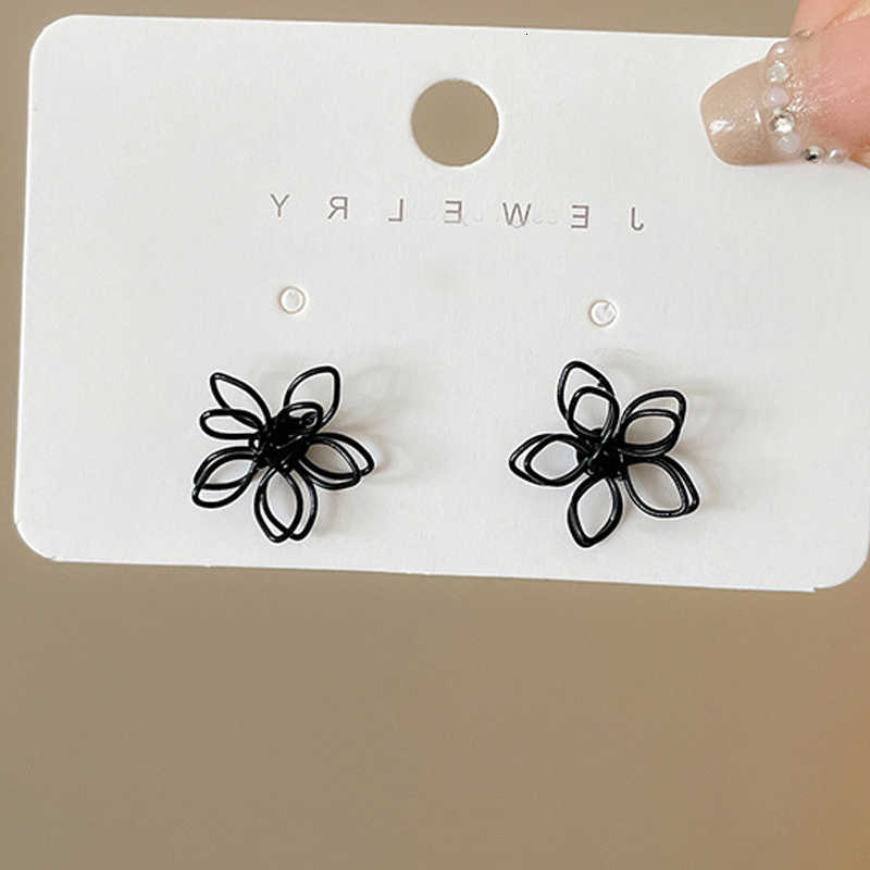 Metal 2025 New Hollow Out Flower Stud Earrings for Women Simple Golden Color Black Trendy Earrings Vintage Party Jewelry Gift M260623