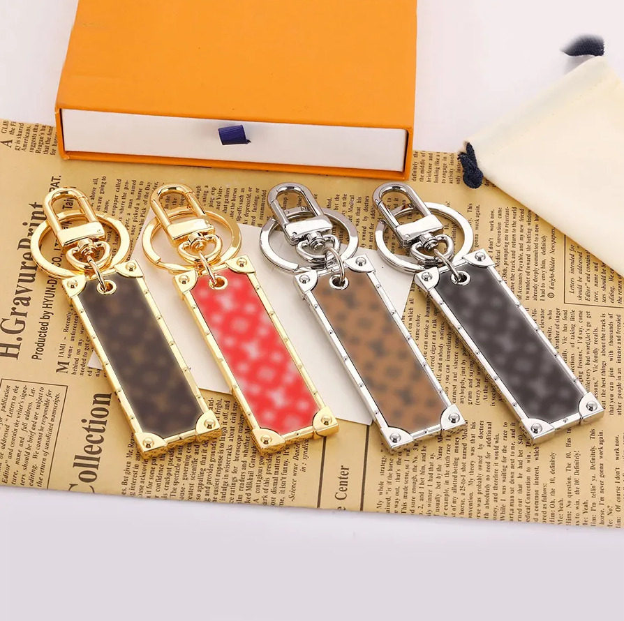 Keychains Lanyards Designer Skateboard Keychain Luxury Bag Charm Black Brown White Chocolate Key Chain Fashion love Pendants Gold Keyring Car Orname