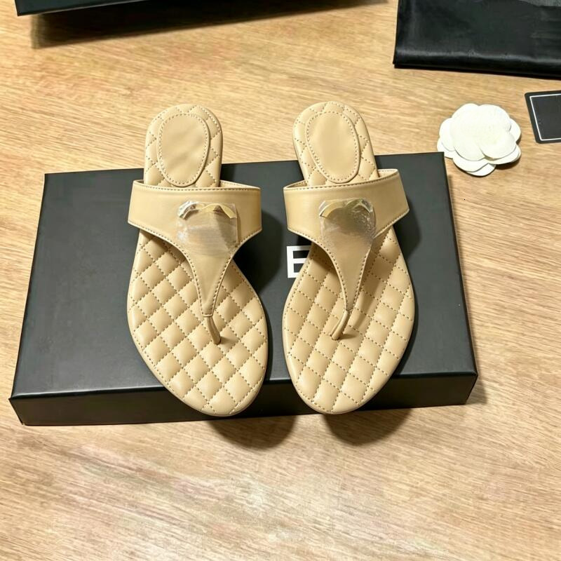 Fashion Designer Shoes Women Lambskin Flip Flops Thick Raffia Sole Non Slip Soft Leather Platform Casual C Logo Sandals Summer Holiday Beach Slipper