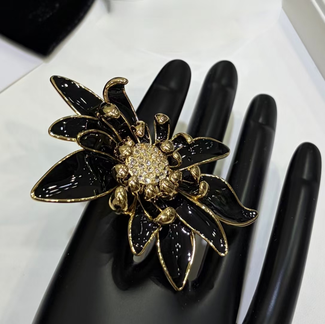New Luxury Charms Women Rings High Quality Yellow Gold Plated Enamel Letter Flower Ring for Girls Women for Party Wedding Gift