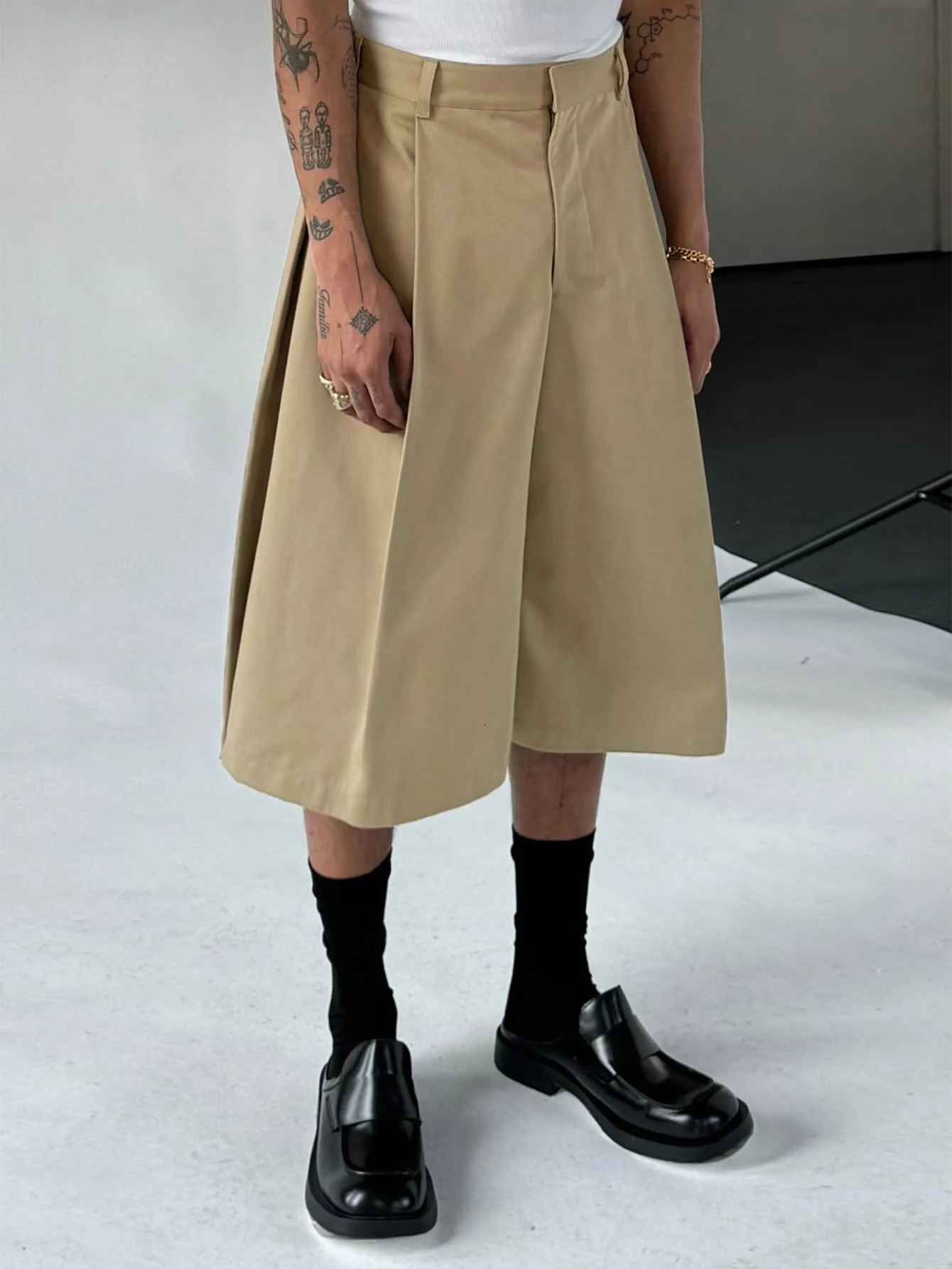 2026 SS da uomo in tessuto solido 78 pantaloni da completo con bottoni pieghettati pantaloni larghi dritti corti streetwear quotidiano 260618