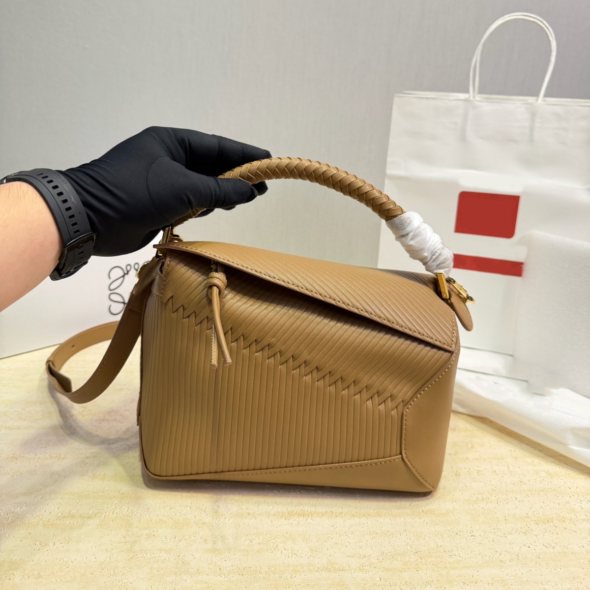 Geometric single-shoulder handbag with European style. New trendy model for office and commuting. Best-selling multi-purpose crossbody bag. Summer v