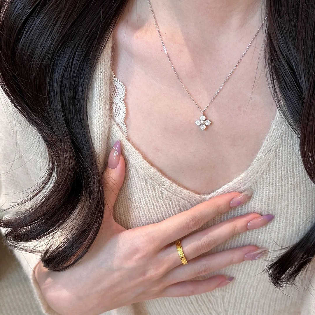 Brand Luxury Designer Jewelry Super Sparkling Zircon Twin FourLeaf Clover Necklace For Women Light Luxury Texture Butterfly Necklace Versatile H D26