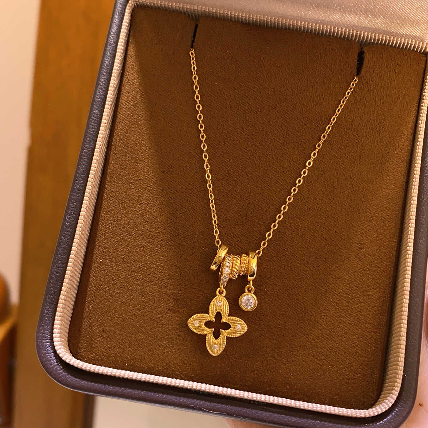 Brand Luxury Designer Jewelry Luxury Brand Designer Jewelry 2026 New Model Gold Zircon FourLeaf Clover Pendant Necklace For Women HighEnd Light Lu D