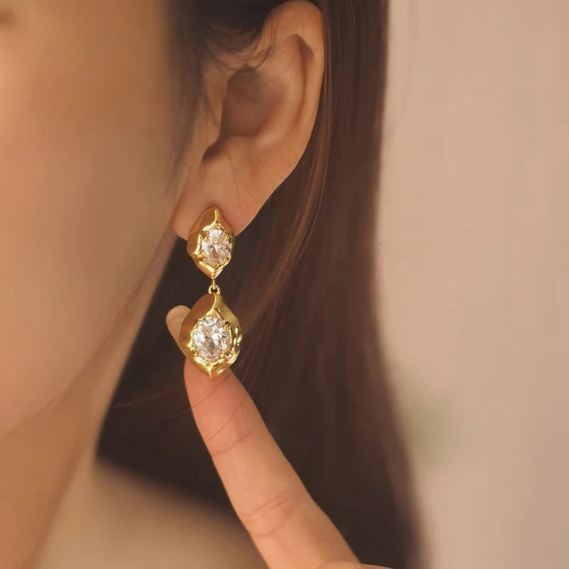 Huitan Pendientes colgantes elegantes y encantadores para mujer, accesorios para las orejas de Color dorado brillante con circonita brillante, elega