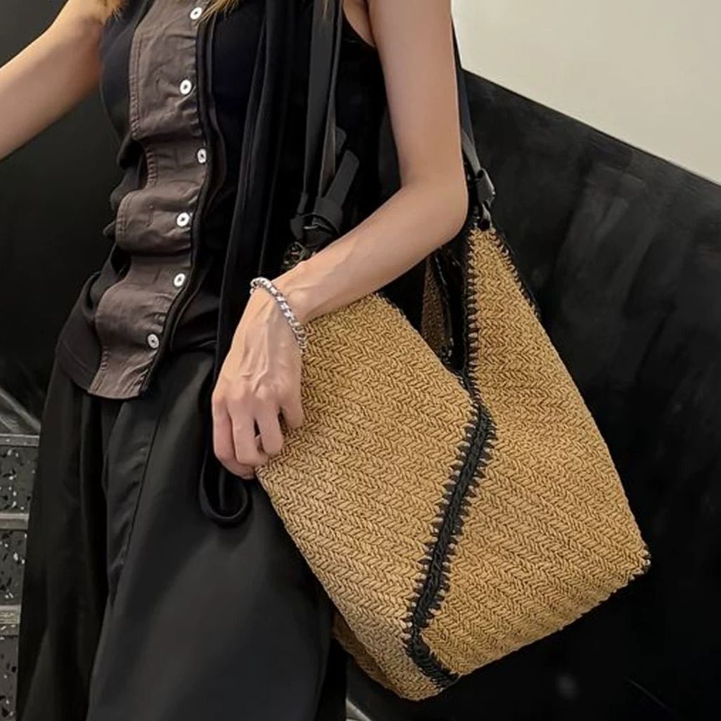 New Versatile Striped Single Shoulder Straw High End Woven With Black Edges Large Capacity Tote Bag Vacation Beach Bag High Quality Luxury Bag