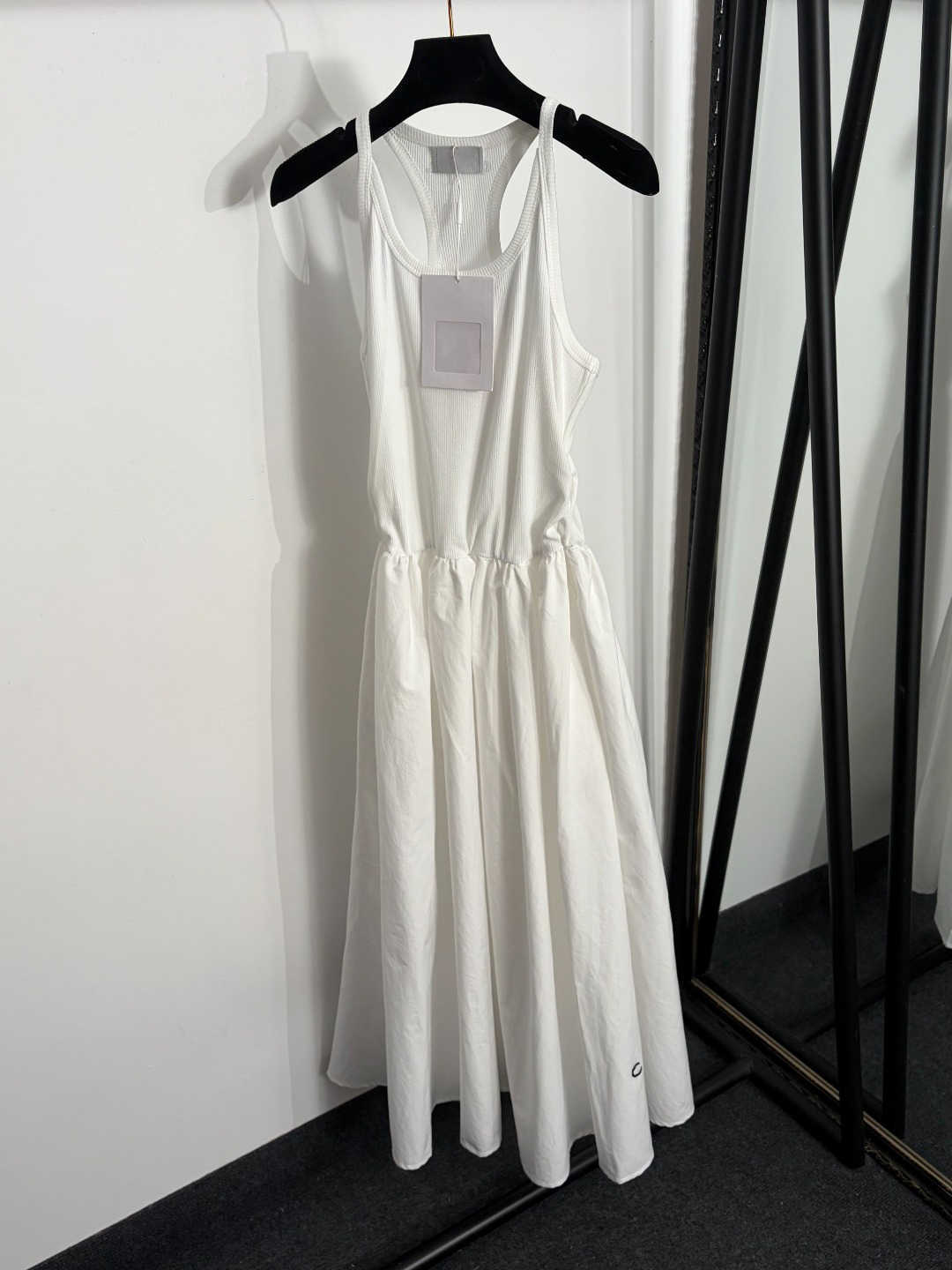 Robe de créateur Mode Vêtements pour femmes Sans manches Robes de réservoir d'été Noir Blanc Lettre Broderie Vêtements de luxe S-L
