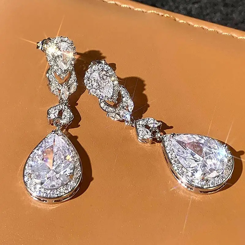 Huitan Pendientes colgantes para mujer con circonita cúbica brillante, encantadores accesorios femeninos para fiesta de compromiso, joyería elegante