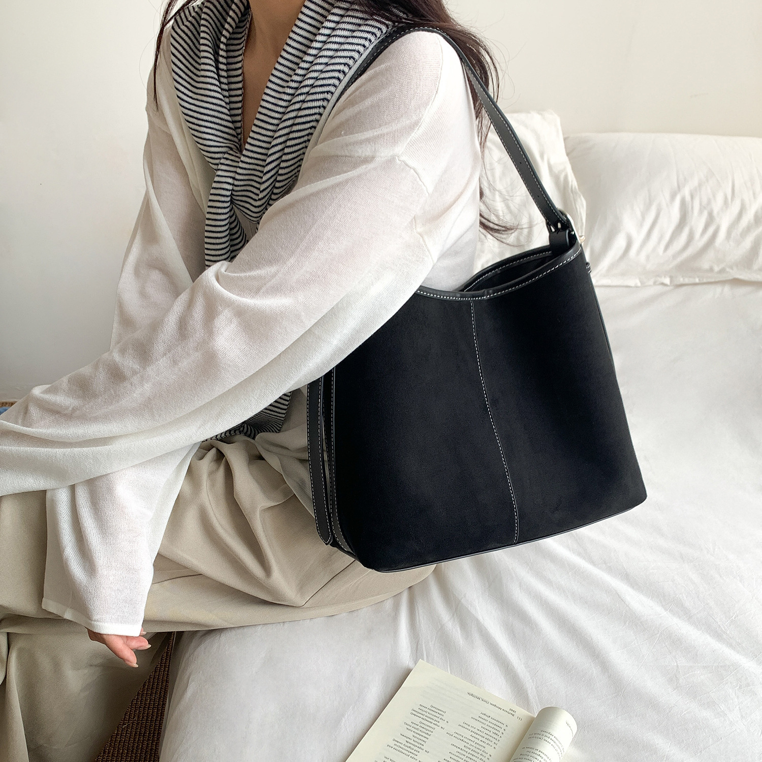 Autumn Winter New Ins Style Suede Large Capacity Tote Melad Retro Versatile Commuter Handbag Underarm Bag stock available