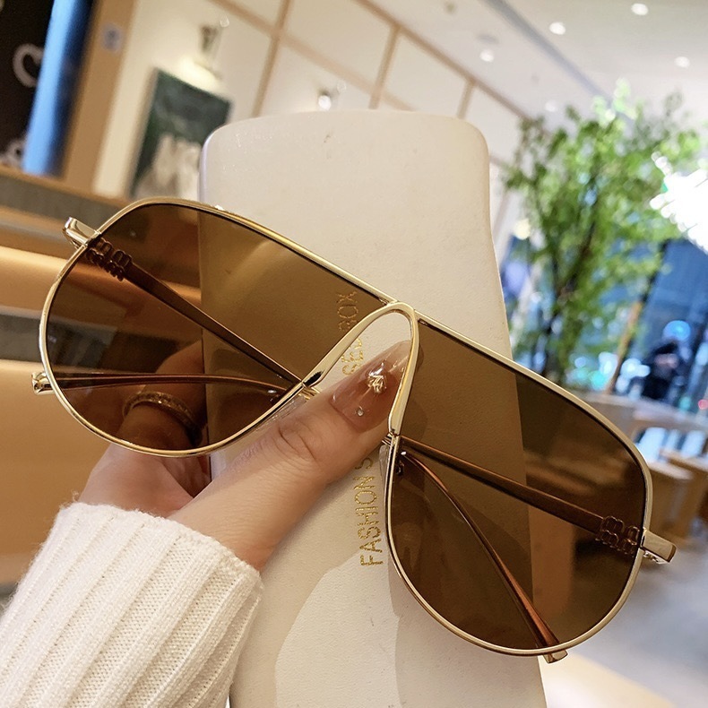2026 New European And American Style Large Frame Metal Personality Versatile Toad High-End Fashion Sunglasses Street Photography Glasses Retro Fashi
