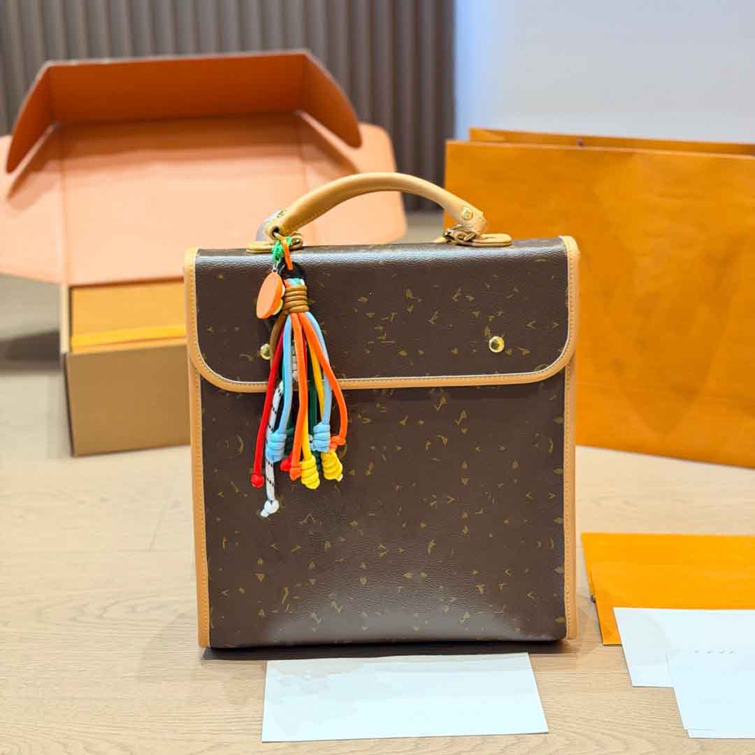 2026 Mens Womens Luxurys Designer Backpack Leather Handbag Shouder Bags Schoolbag Fashion Weekend Book Bag Daily Commute Bag Short-distance Travel B