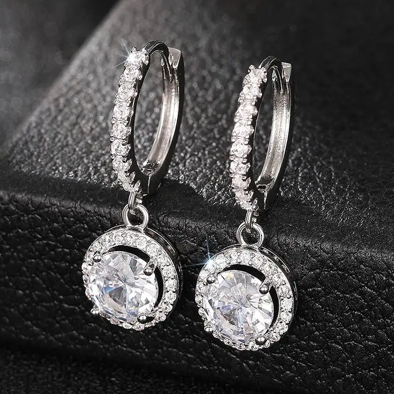 Huitan Pendientes colgantes para mujer, color plateado simple con incrustaciones de circonita brillante, accesorios encantadores, joyería de moda pa