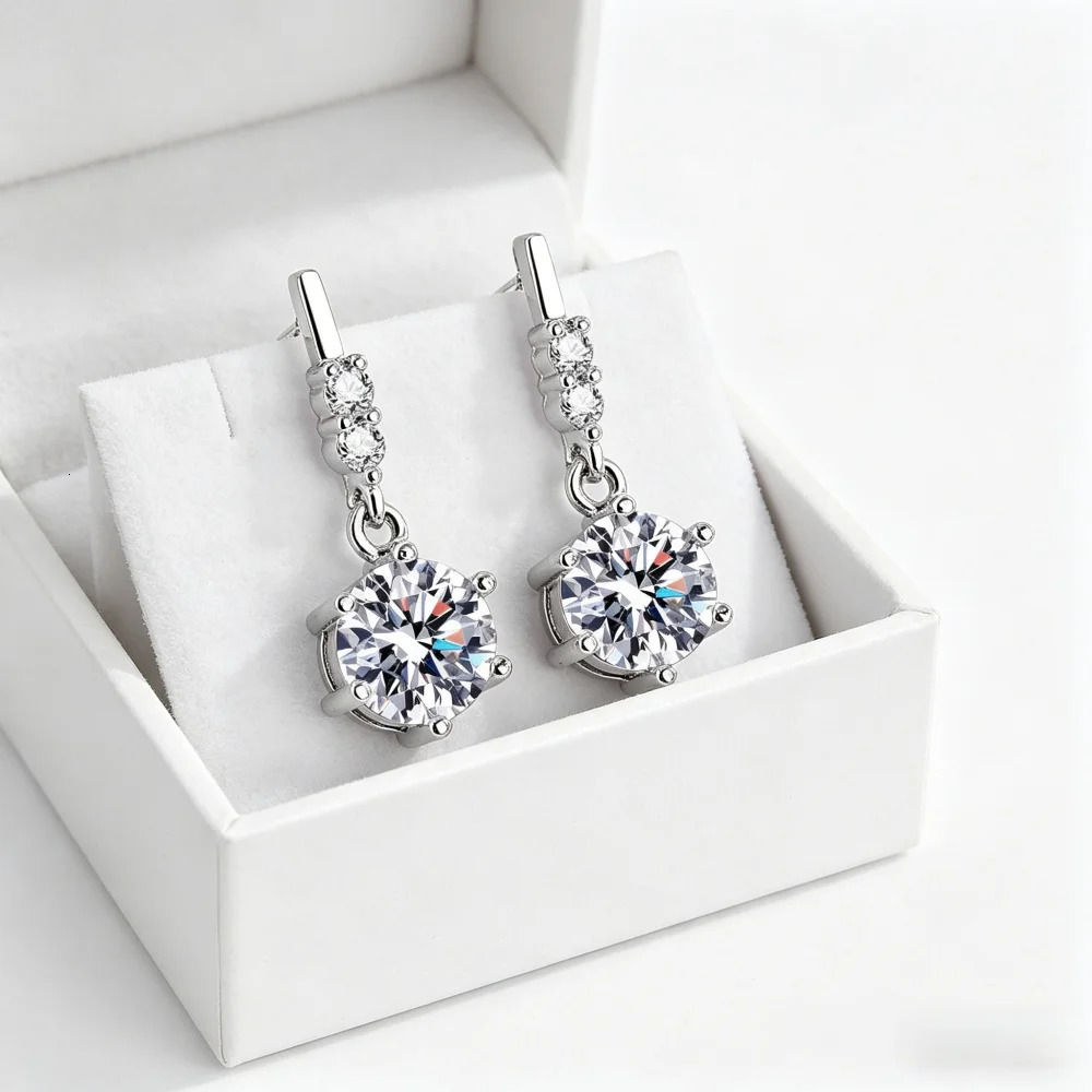 925 Pendientes colgantes redondos de plata esterlina con pequeños acentos de circonita Pendientes colgantes de diamantes transparentes para mujer Jo
