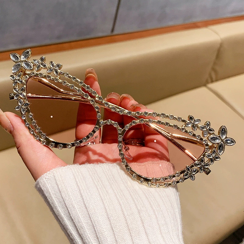 Luxury Premium Fashion Sunglasses Diamond-Embellished Cat-Eye Metal Sunglasses 2026 New Model For Women, High-End Fashion Sunglasses, Trendy And Uni