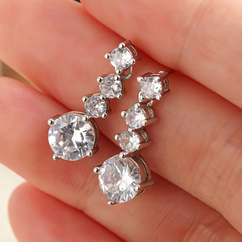 Huitan Pendientes colgantes de circonita cúbica redondos brillantes para boda, accesorios elegantes y brillantes para las orejas para mujer, joyería