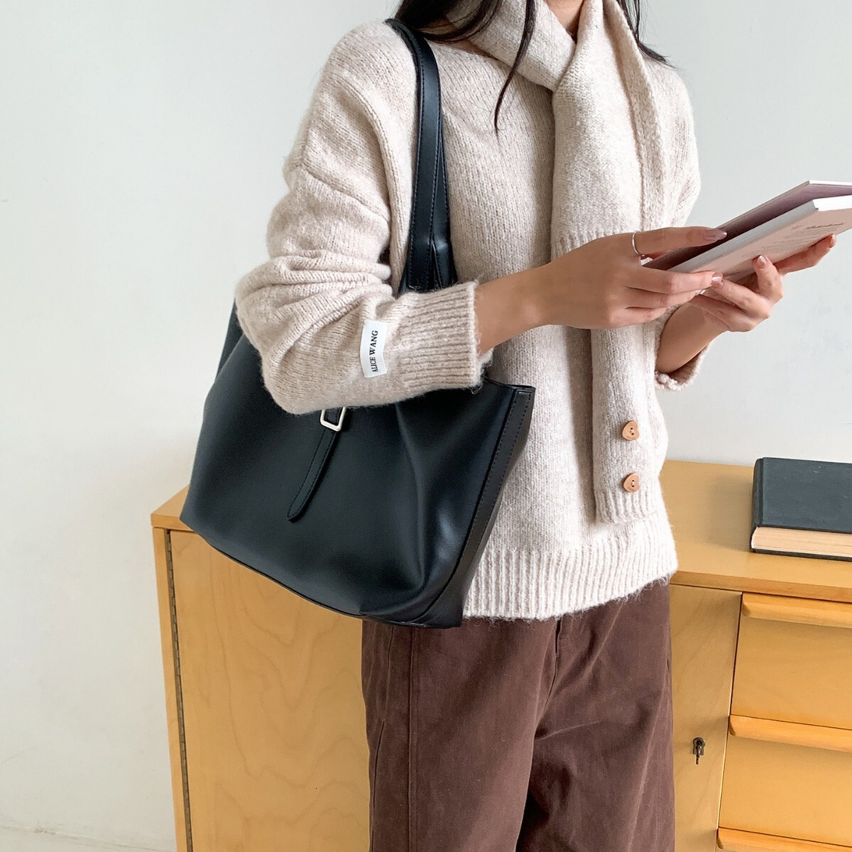 Korean version 2026 new large-capacity high-end basket bag, minimalist style soft leather fashion commuter shoulder tote bag stock available