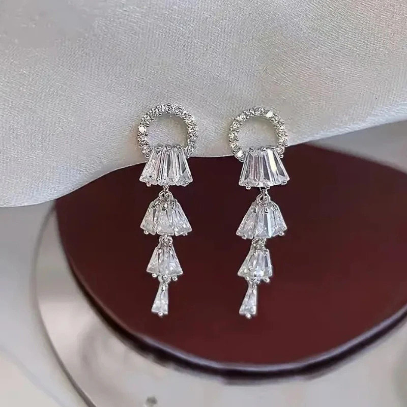 Huitan Pendientes de borla para mujer con circonita cúbica totalmente pavimentada, pendientes colgantes de cristal estéticos, joyería de temperament