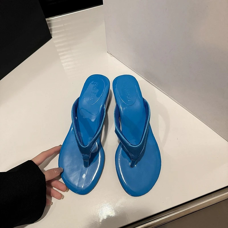 2026 Soft-soled Wear-resistant and Waterproof Flip-flops Niche Casual High-value Fashion Womens Slippers 260623