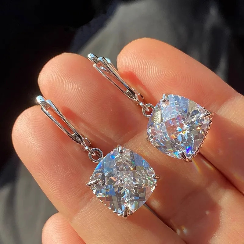 Huitan Pendientes colgantes de circonita cúbica de cristal cuadrado, accesorios simples y elegantes para las orejas para mujer, joyería elegante de