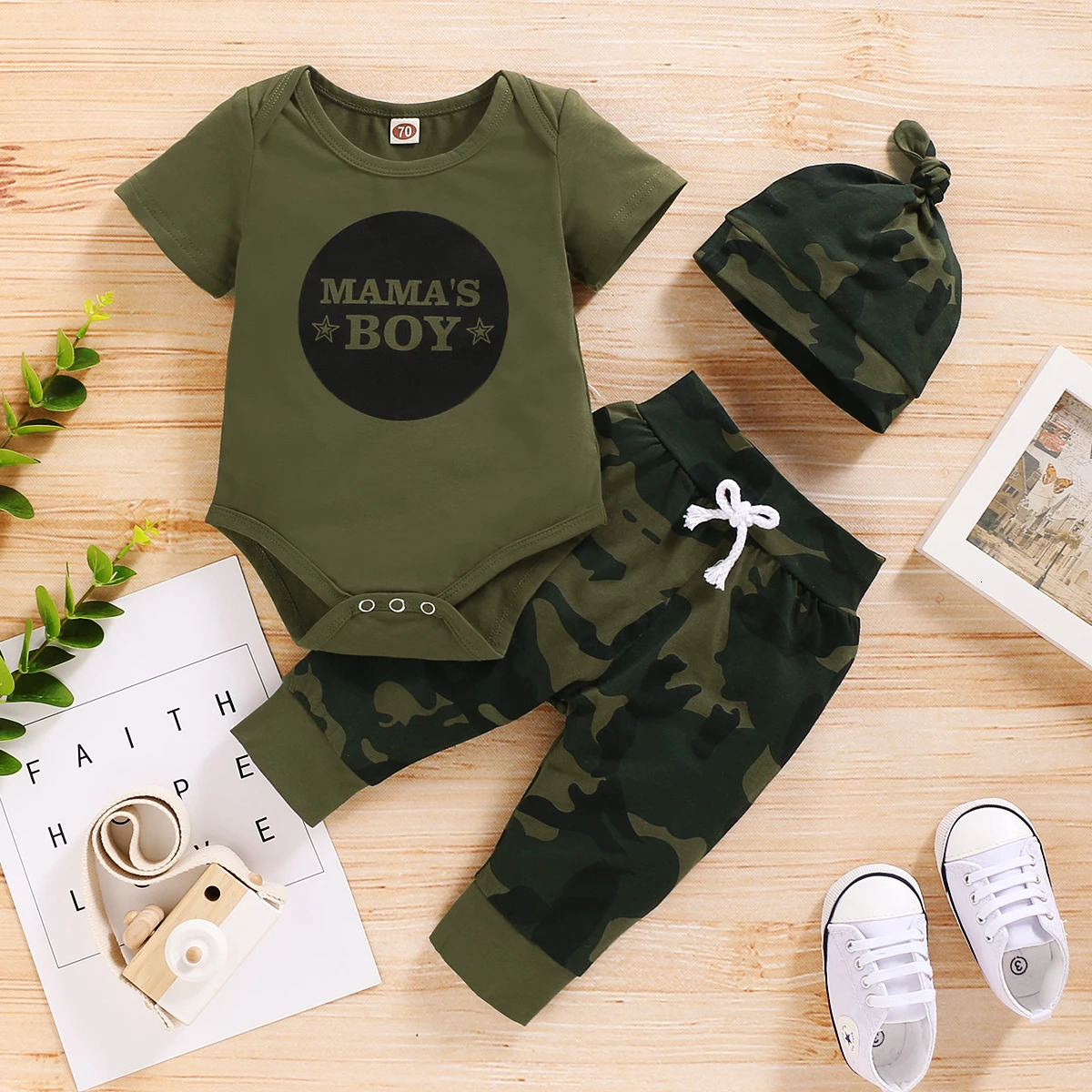 born Conjunto de ropa de verano para bebé, mameluco de manga corta con letras, pantalones de camuflaje, sombrero, trajes de 3 piezas para niño peque