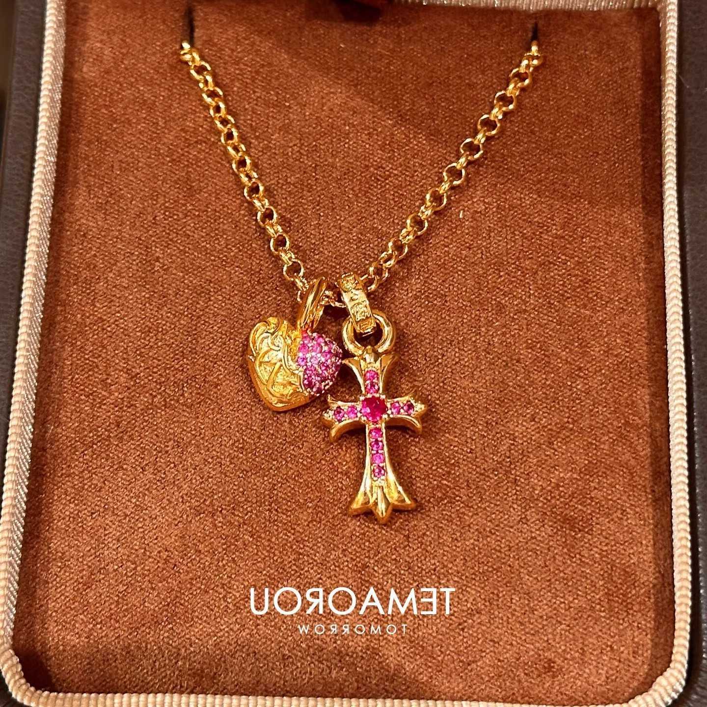 Brand Luxury Designer Jewelry Super Sparkling Rose Red Fine Sparkling Cross Pendant Necklace Vintage Light Luxury Heart Collarbone Chain Neck Cha D2