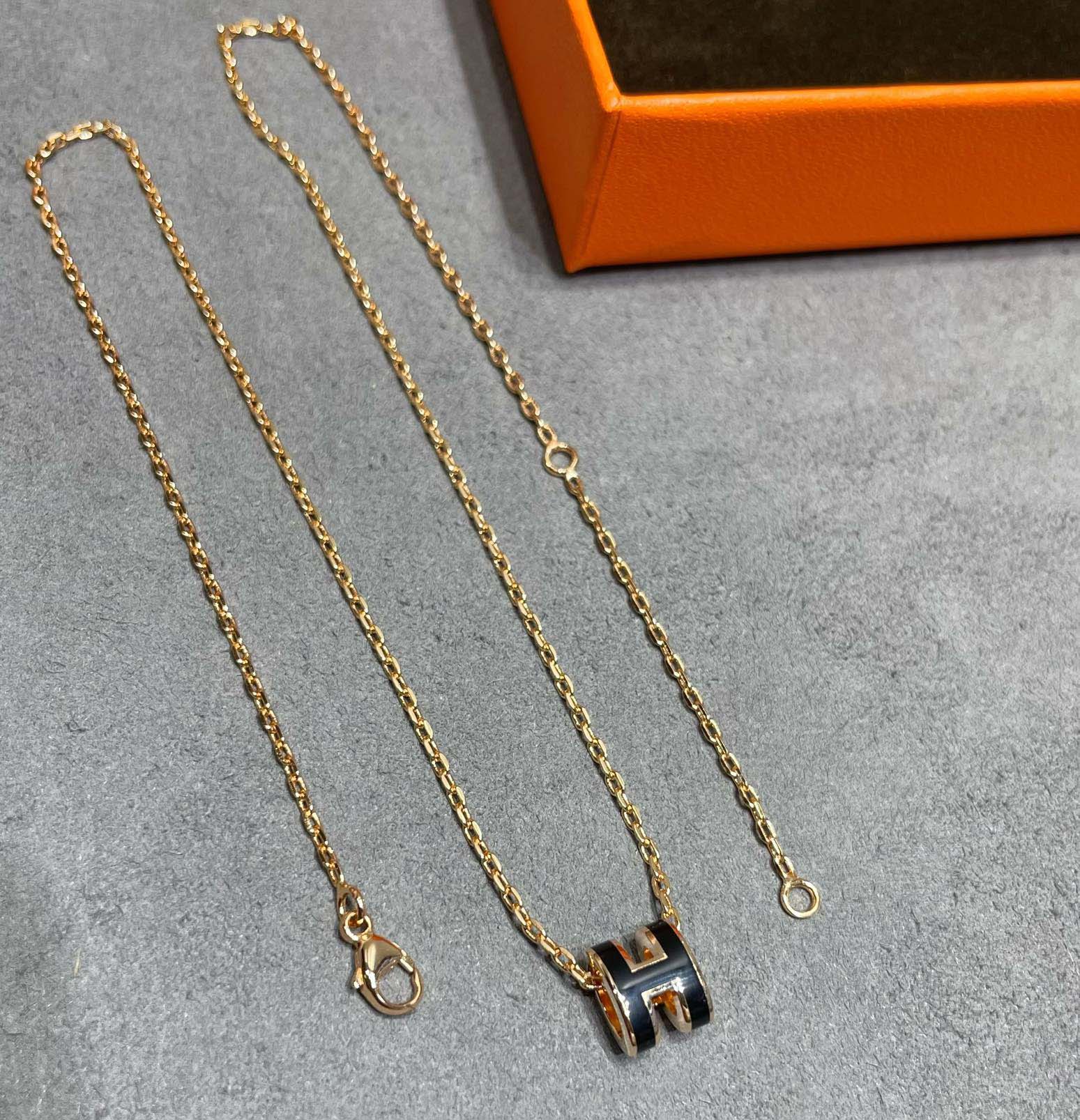2026 V gold material Luxury quality charm pendant necklace with white color design in three colors plated have stamp box simple design PS6908B