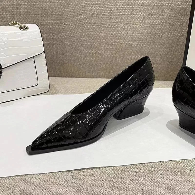 Fall and Winter Slope Heel Pointed Toe V Mouth Womens Single Shoes Black 4cm Womens Shoes Middle Heel Retro Granny Shoes 260624