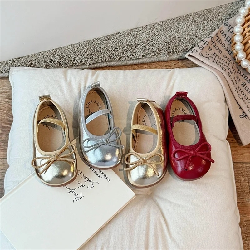 2024 SpringAutumn Childrens Little Leather Shoes for Girls Korean Girls Soft Sole Bow Anti Slip Fashion Princess Single Shoes260610ww