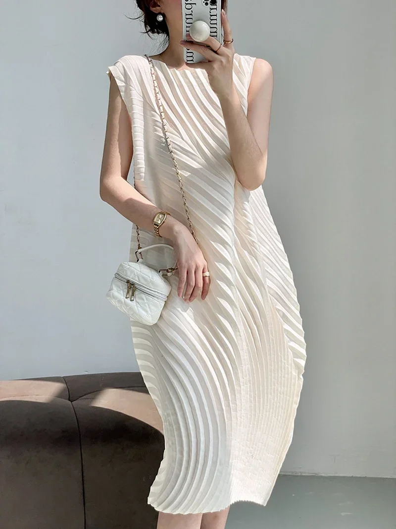 Miyake Hand Circle Pleated Sleeveless Dress ner Long Round Neck Elegant Loose Summer Korean Style Aesthetic Clothes 260624