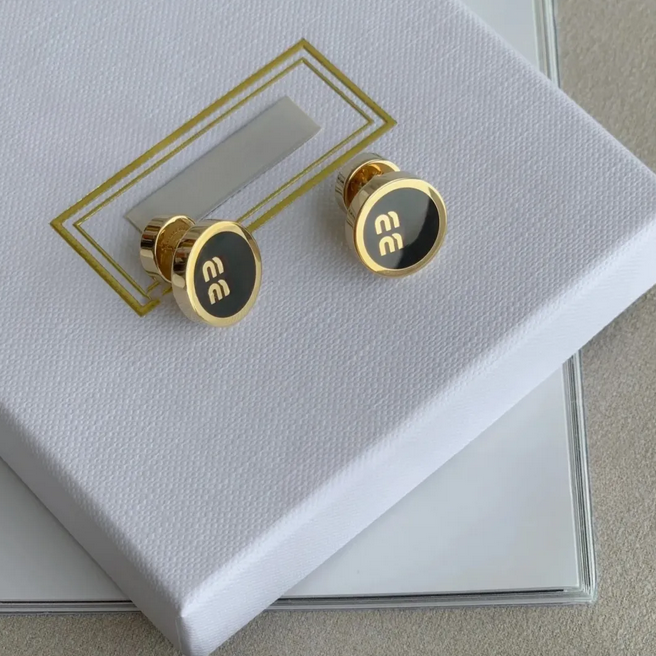Round Enamel Letter Stud Earrings Brand Earring 3 Colors Gold Border Mini Earrings Sweet Pink White Black Elegant Lady Ear Accessories Women Luxury