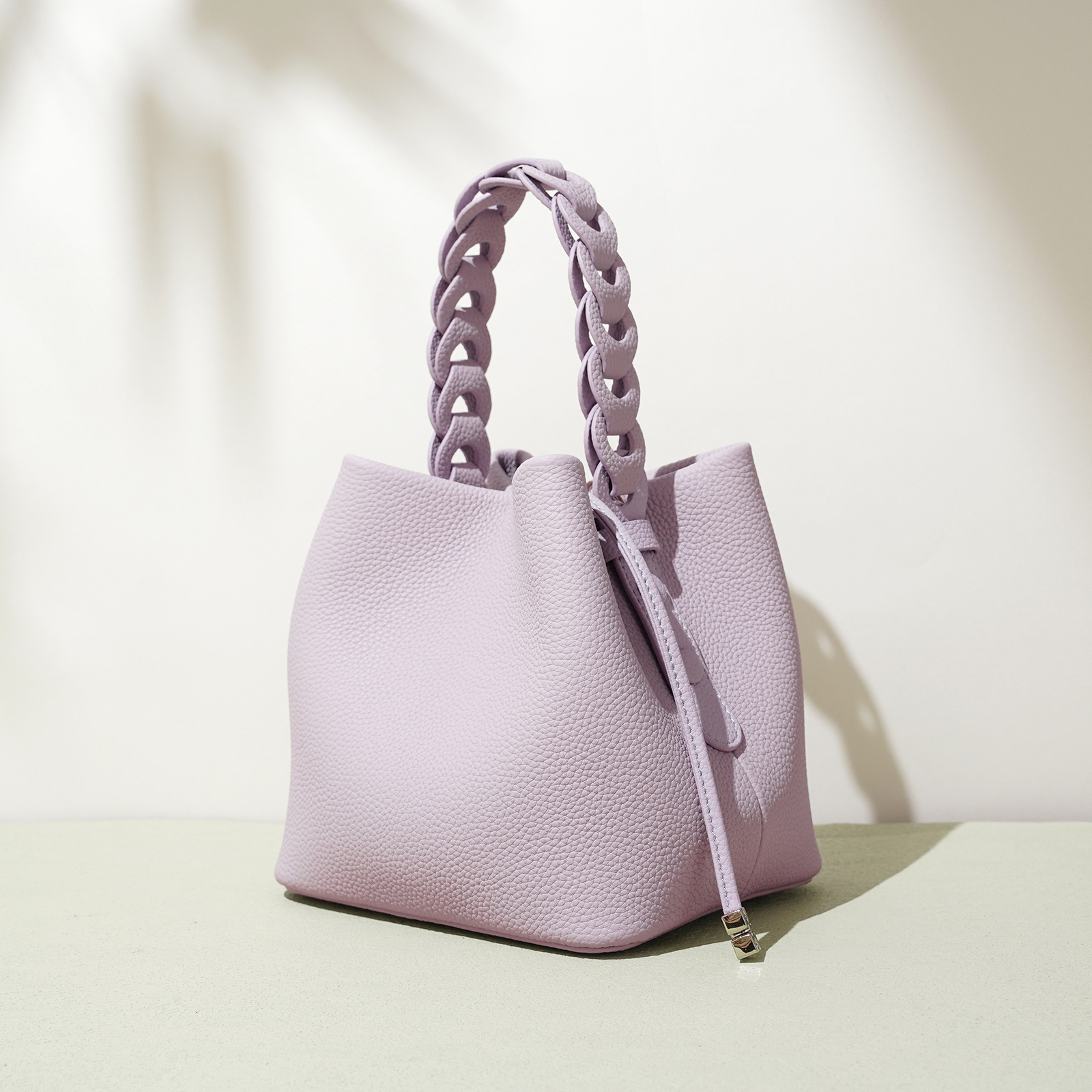 New top-level cowhide bucket, textured leather crossbody bag, multifunctional commuting bag, elegant shoulder bag and handbag, vintage fashion