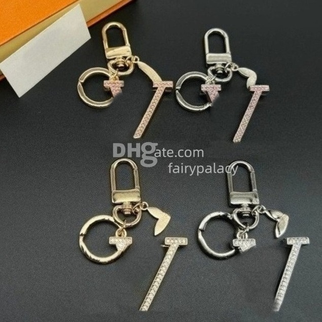 Designer Brand Letter Keychains Classic Exquisite Car Key Ring Alloy Lanyard Gold Metal Gift Car Accessories Bag Charm Pendant Gift
