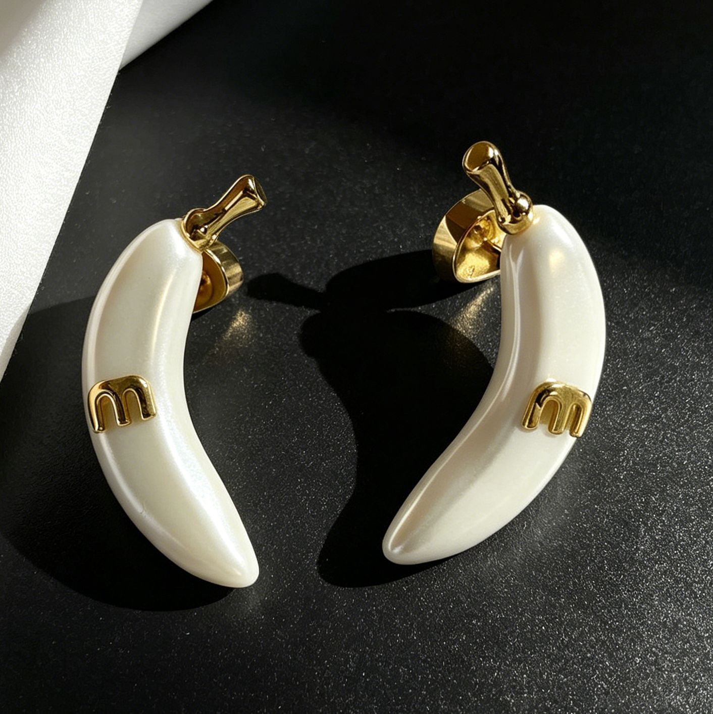 26SS New Arrival White Banana Shape Stud Earrings for Women Inlaid Pearl Cute Funny Ins Style Minimalist Luxury Versatile Fashion Ear Jewelry Access