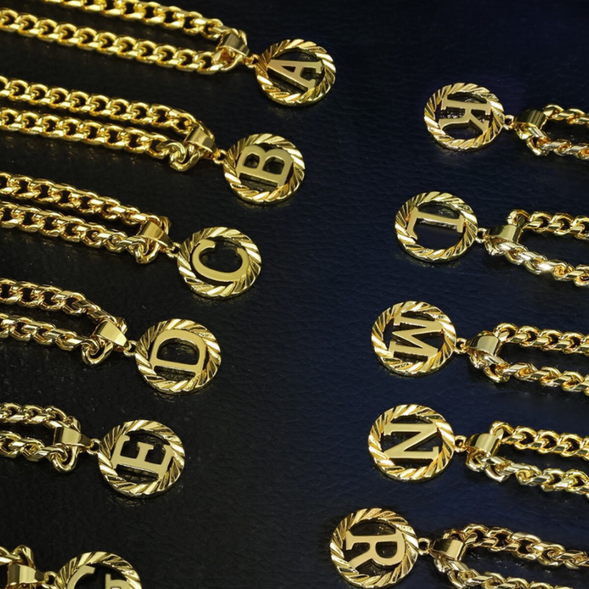 New hollow circular 26-letter pendant necklace, unisex, simple style clavicle chain accessory