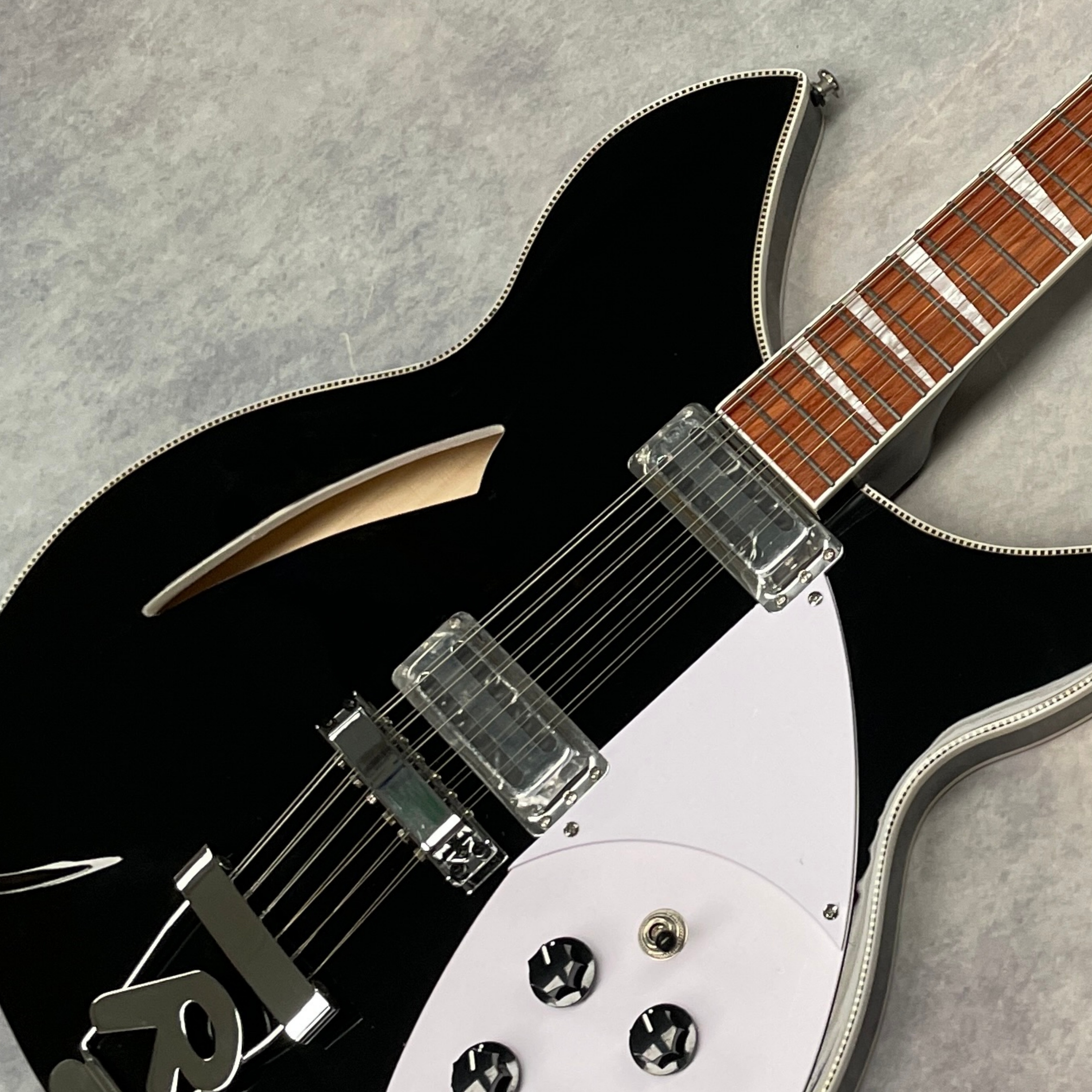 12-string black electric guitar with semi-hollow body white pickguard, black volume control knob guitars,Vintage rock guitarra.Free shipping