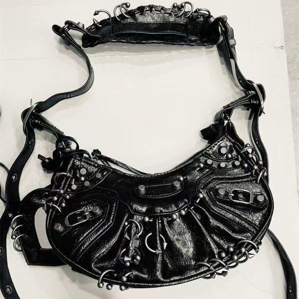 Black Y2K Punk Crescent Moto Bag Women Distressed Oil Wax Leather Metal Hoop Rivet Decor Hobo Shoulder Bag Adjustable Crossbody Strap Gothic Streetw