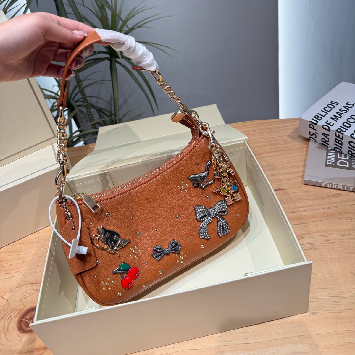 New model badge crossbody bag - heavy-duty water droplet rivets - white single-shoulder crossbody bag - versatile, casual, exquisite small bag - lux