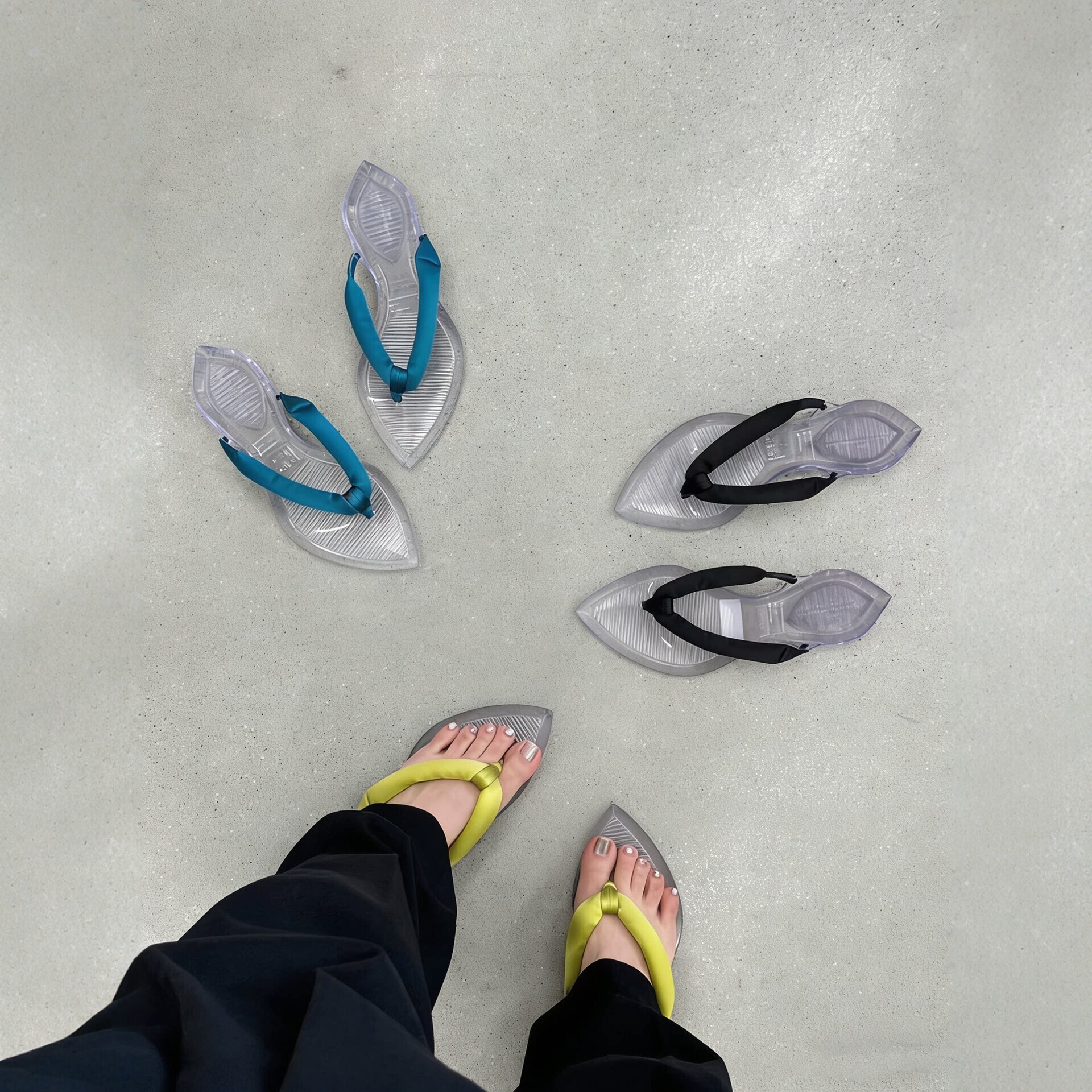 2025 New Transparent Pointed-Toe Flip-Flops for Women, Versatile Summer Flat Sandals, Fashionable and Comfortable Beach Shoes
