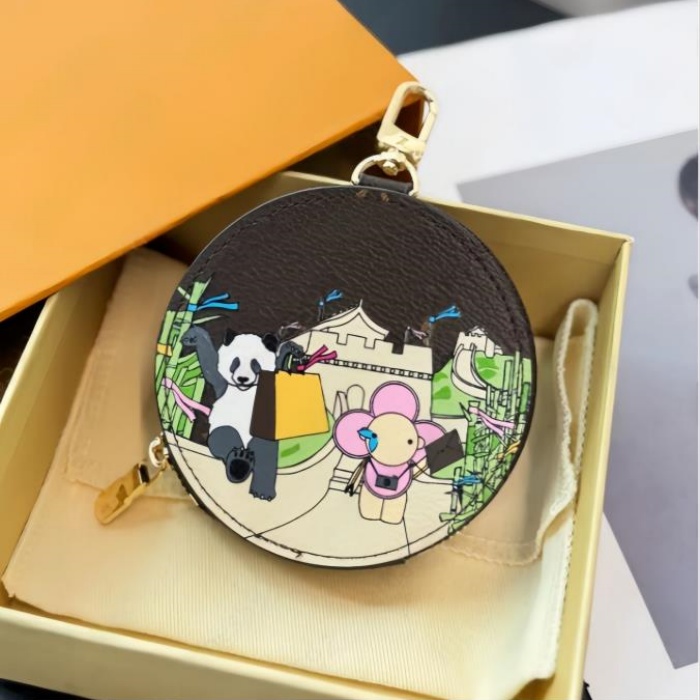 Designer Keychain High Quality Round Leather keychain Women's Bag Pendant cool keychains for men Car Interior Decoration Leather Wallets