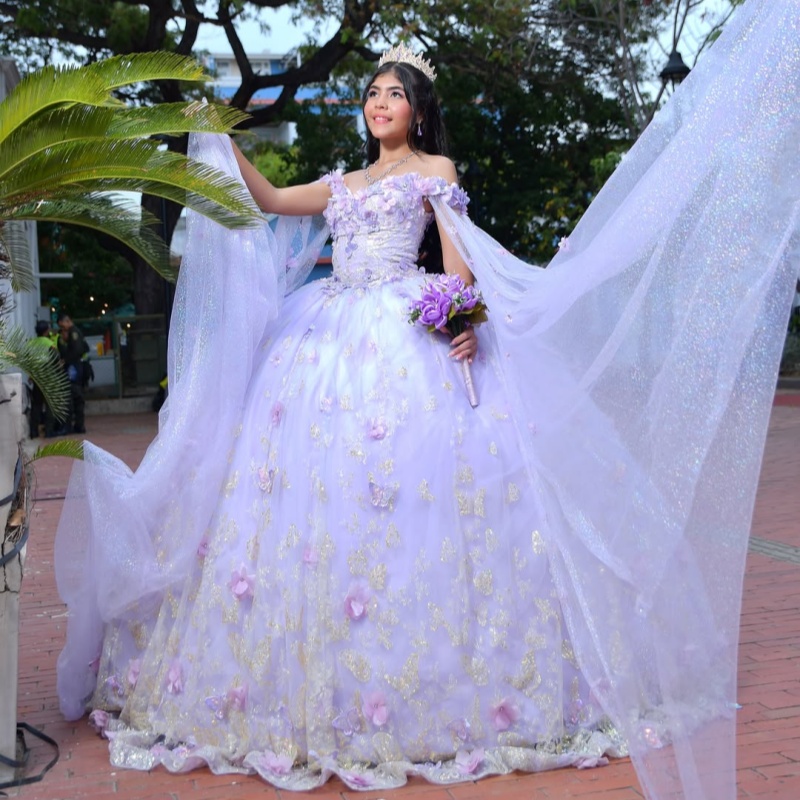 Lavanda Abiti Quinceanera Abito da ballo Dolce 16 Abito Applicazioni Fiore 3D Farfalla Decalcomania Cristalli Compleanno 15 Abito da festa Allacciat