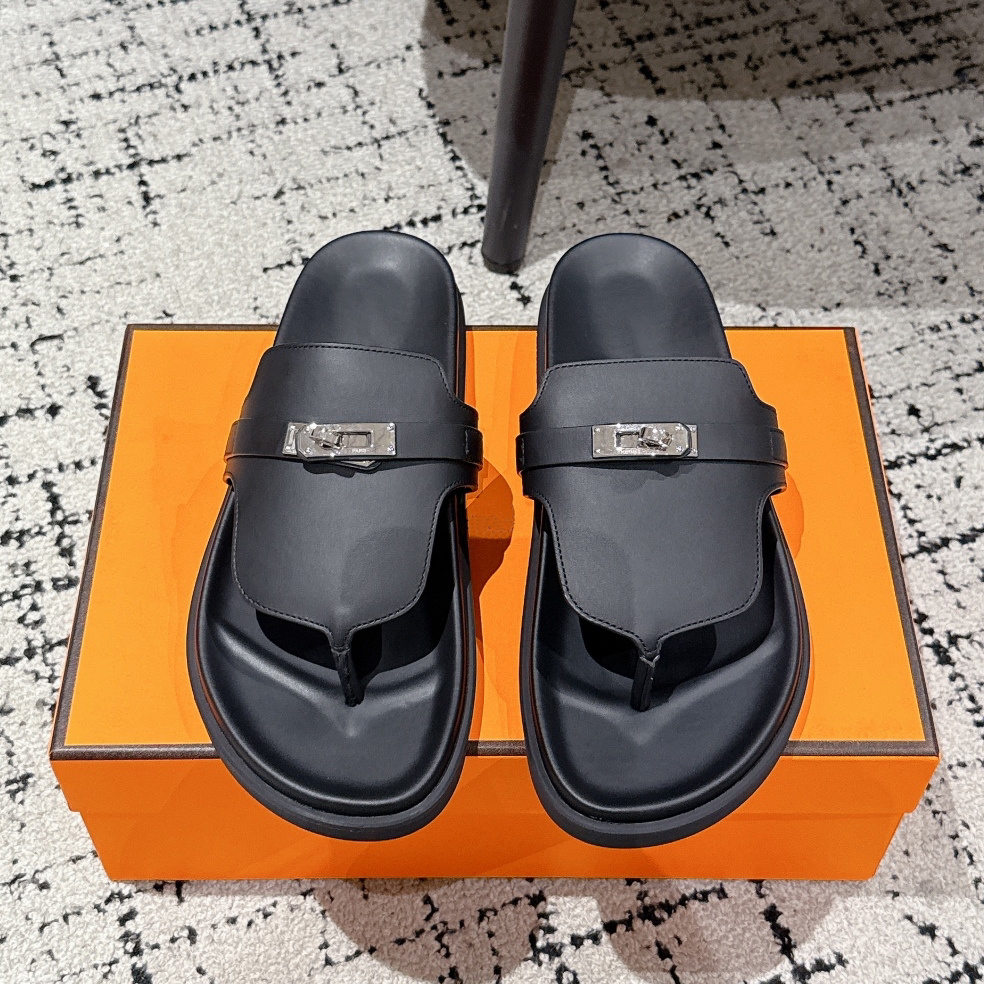 Designer sandals slippers fashionable flat shoes men's and women's flat shoes classic beach slippers clip on slippers fashionable sandals